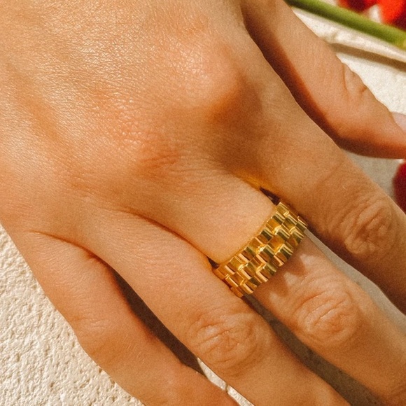 Linked band ring - Picture 7 of 7